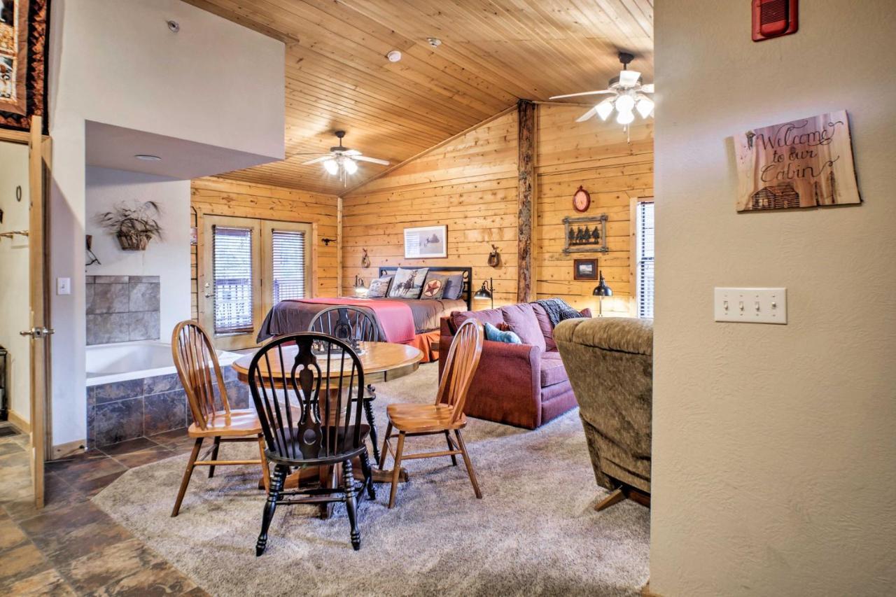 Cabin-Style Studio Right Off The Branson Strip! Apartamento Exterior foto