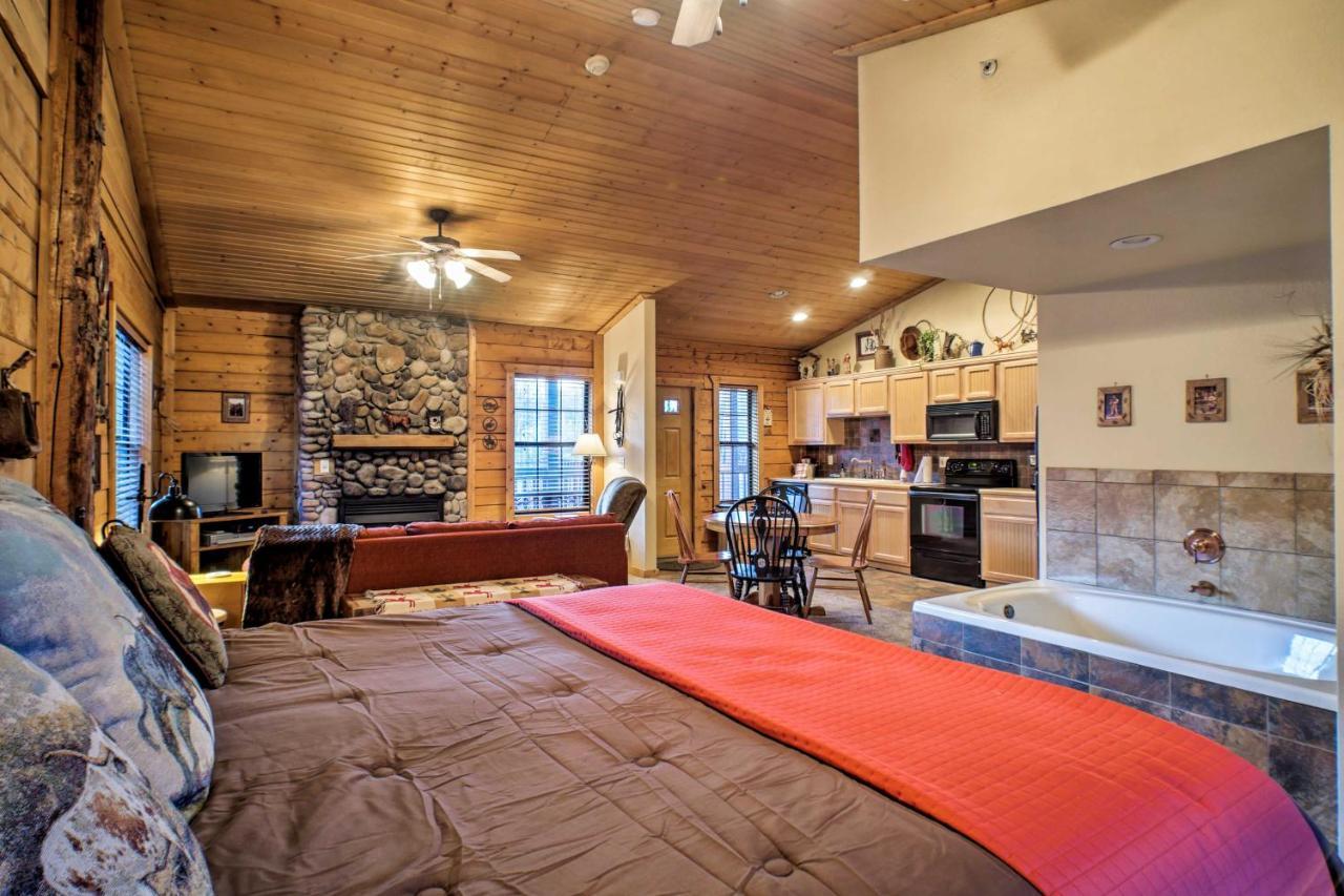 Cabin-Style Studio Right Off The Branson Strip! Apartamento Exterior foto