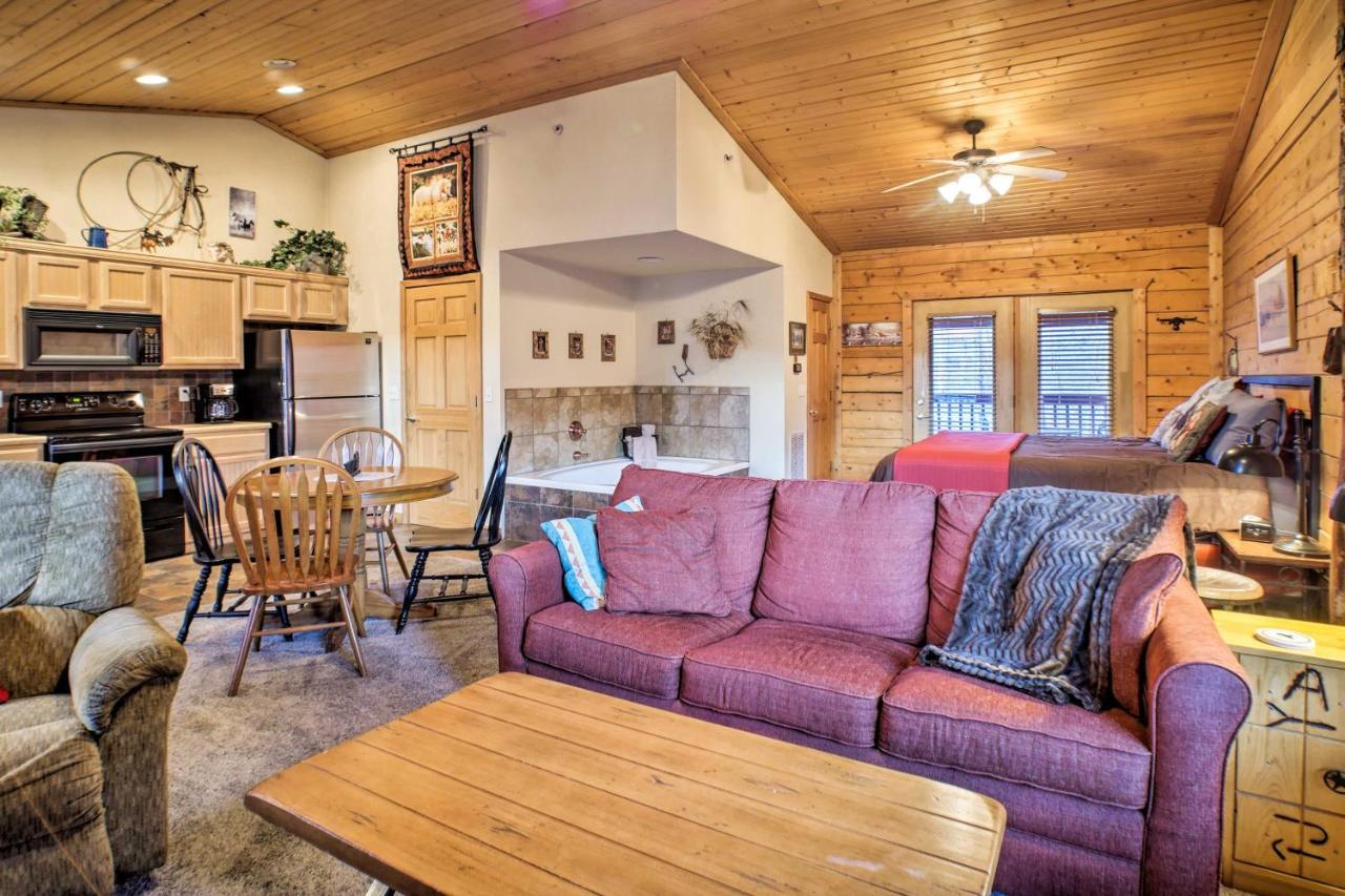 Cabin-Style Studio Right Off The Branson Strip! Apartamento Exterior foto