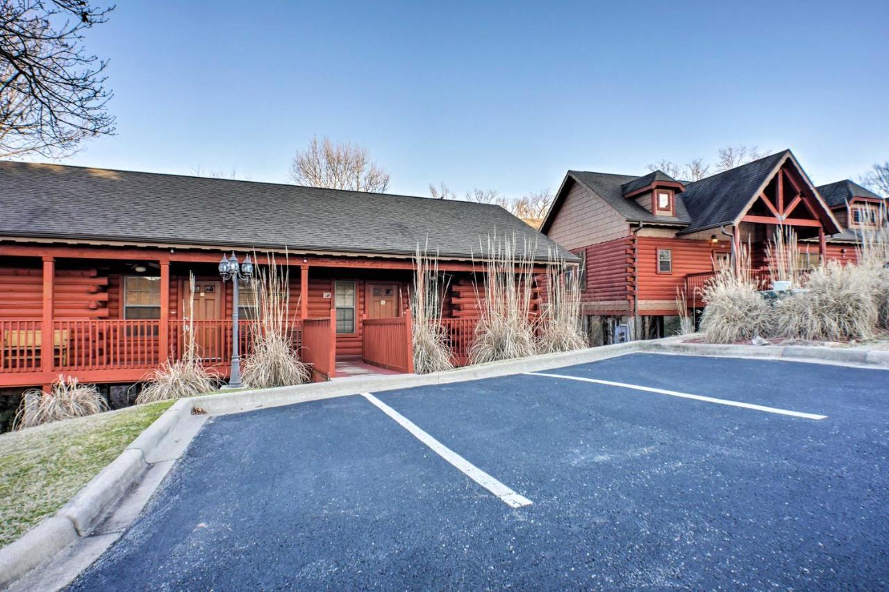 Cabin-Style Studio Right Off The Branson Strip! Apartamento Exterior foto